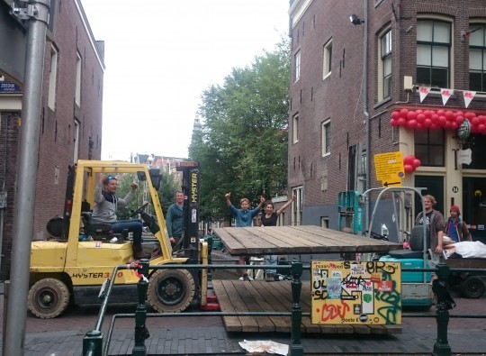 Decortafels plaatsen tijdens de hartjesdagen te Amsterdam